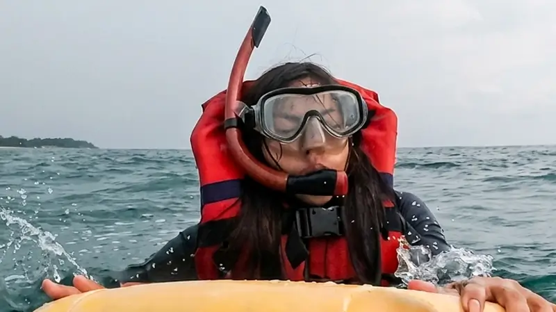 Peserta memakai jaket pelampung di laut