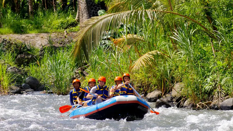 Peserta rafting di Sungai Telaga Waja Bali