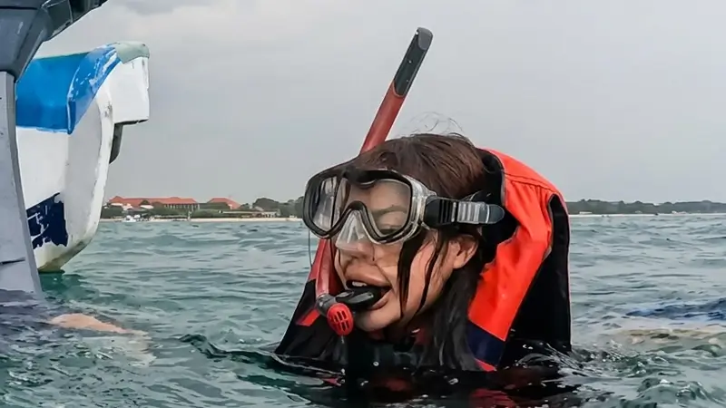 Peserta snorkeling dengan jaket pelampung di area Sanur