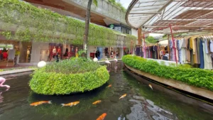 Area belanja terbuka di Beachwalk Mall Kuta