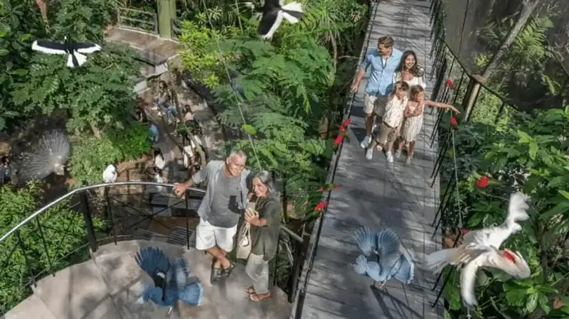 Keluarga di jalur Bali Bird Park untuk destinasi anak sekitar Ubud