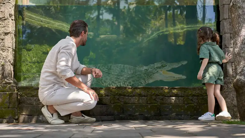 Anak melihat satwa di Bali Zoo untuk wisata keluarga di Ubud
