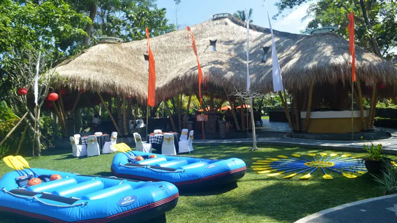 Area base camp dengan perahu dan dayung rafting