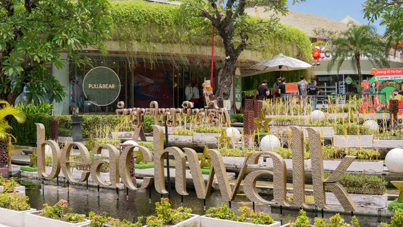Beachwalk sebagai mall di Kuta dekat Pantai Kuta
