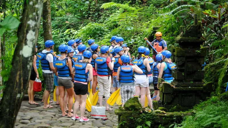 Pemandu memberi briefing keselamatan sebelum rafting Sobek Ayung