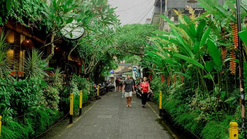 Jalur pejalan kaki pusat Ubud untuk wisata hemat dengan akses publik