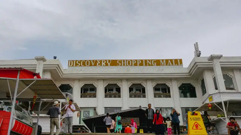 Fasad Discovery Shopping Mall untuk belanja dan makan