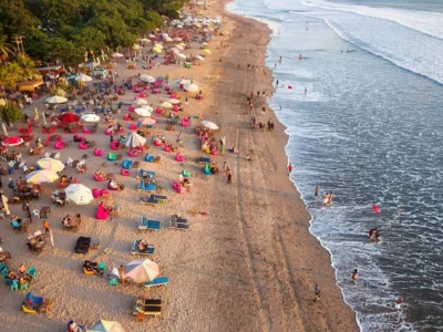 Garis Pantai Kuta Bali dengan pasir, ombak, dan wisatawan