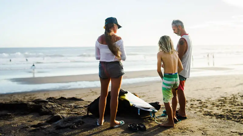 Keluarga bersiap bermain surfing di Pantai Legian Bali
