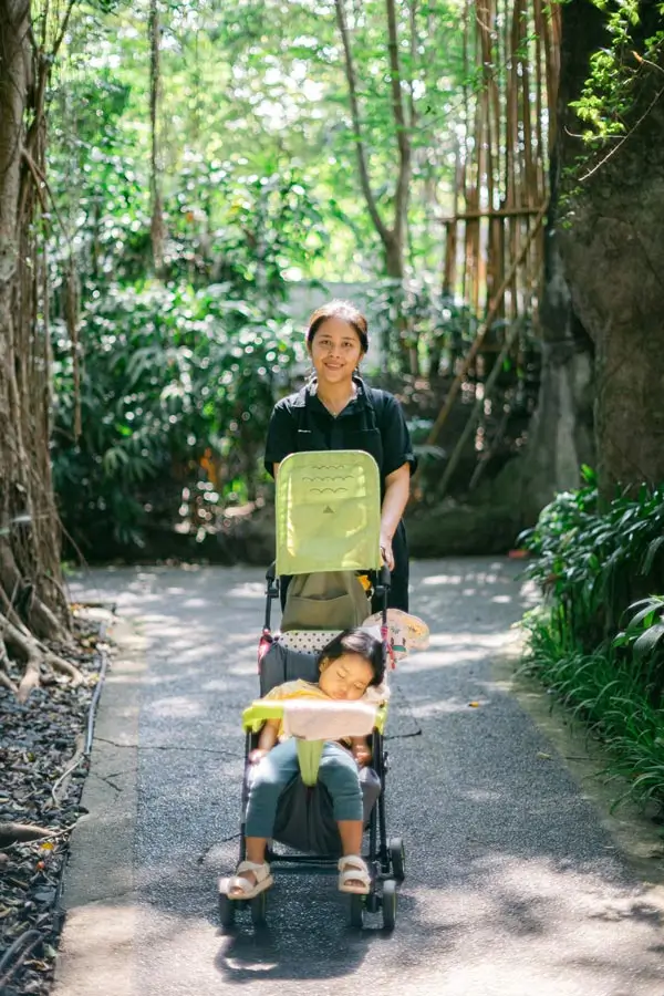 Keluarga dengan stroller di jalur teduh Ubud untuk destinasi ramah anak