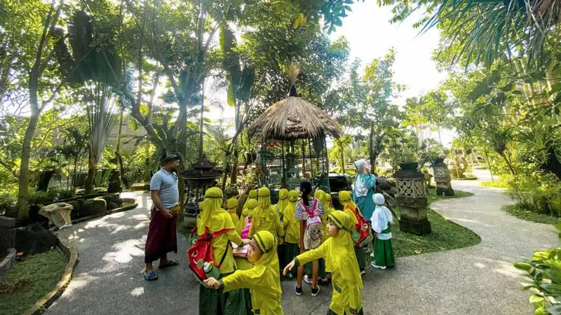 Anak-anak di area hijau Kemenuh Butterfly Park