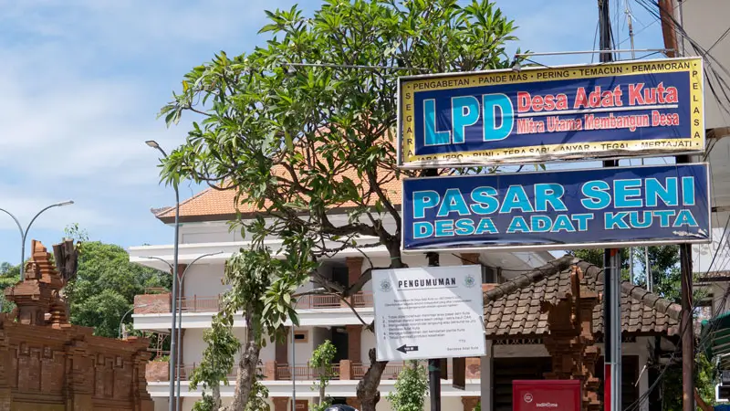 Papan Pasar Seni Kuta untuk belanja souvenir dan kerajinan