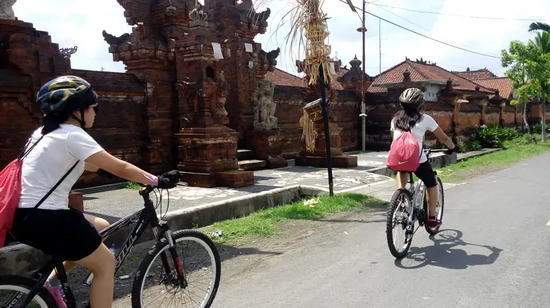 Peserta cycling melewati area desa di Ubud