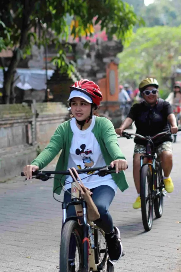 Peserta cycling melewati jalan desa di Ubud
