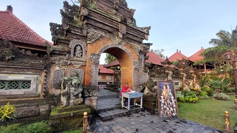 Gerbang Puri Saren Ubud dengan area publik dan papan pertunjukan tari