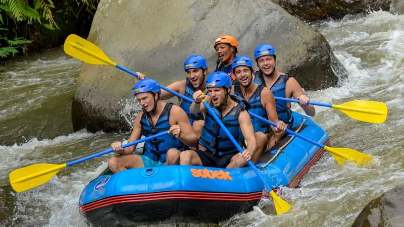 Peserta rafting Sobek Ayung di aliran sungai