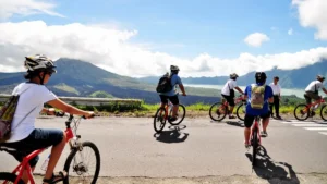 Peserta Sobek Cycling Kintamani dengan latar Gunung Batur