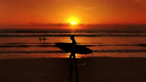 Sunset di Pantai Legian Bali dengan siluet peselancar