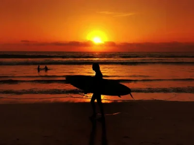 Sunset di Pantai Legian Bali dengan siluet peselancar