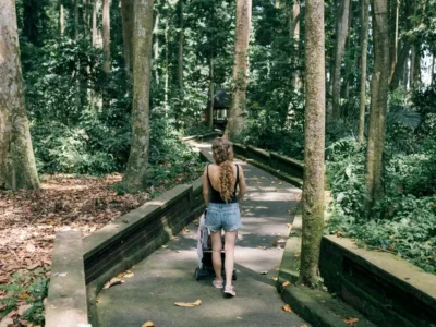Keluarga dengan stroller di jalur teduh untuk destinasi ramah anak di Ubud