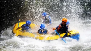 Perahu rafting melewati arus deras bersama pemandu