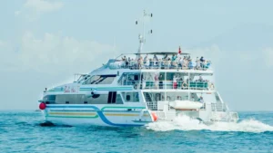 Kapal Bali Hai Cruise berlayar di laut Bali