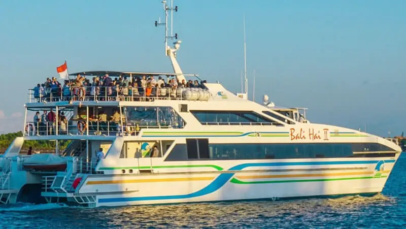 Kapal Bali Hai II berlayar di laut saat cuaca cerah