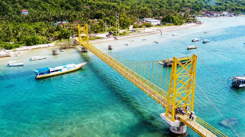 Jembatan kuning dan pesisir Nusa Lembongan