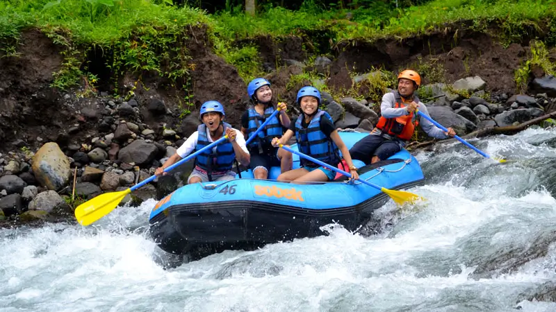 Peserta Sobek Rafting Telaga Waja mendayung di jeram