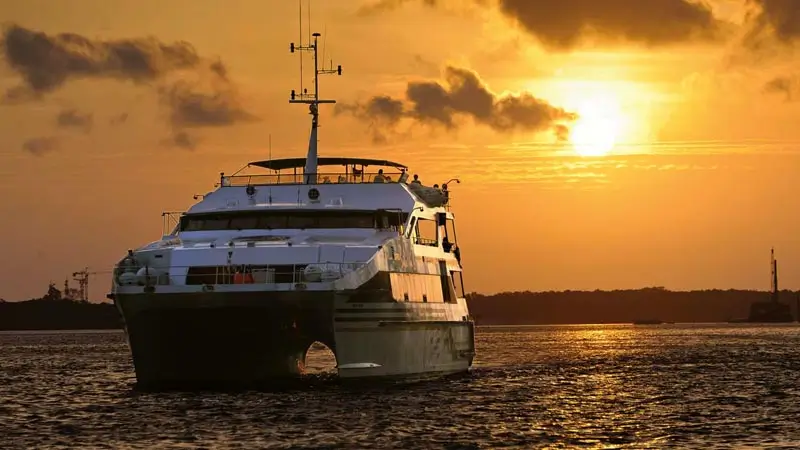 Kapal Bali Hai berlayar saat Sunset Dinner Cruise Bali Hai di Benoa