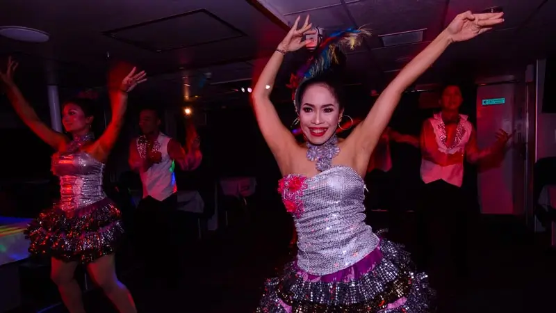 Hiburan cabaret show di Bali Hai Dinner Cruise
