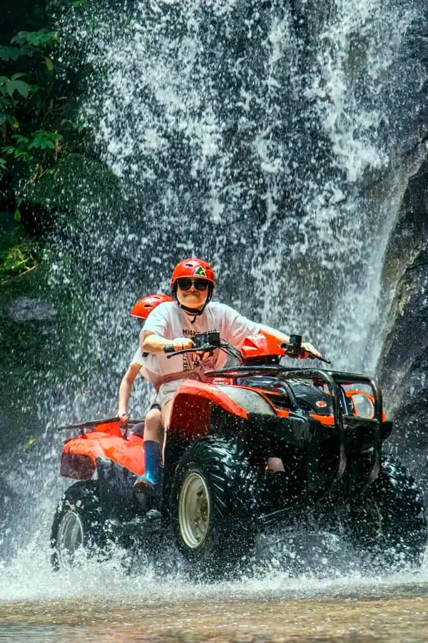 Dua peserta melewati jalur waterfall pada Premium Track 90 menit