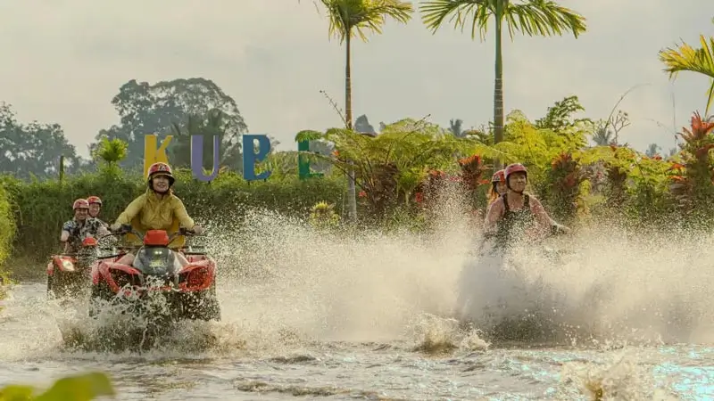 Peserta ATV melewati jalur basah di area Kuber Bali Adventure