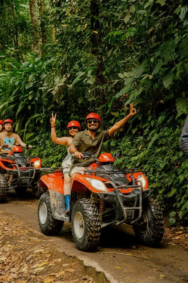 Dua peserta berkendara tandem di jalur hutan